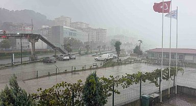 Hopa'da dalgalar metrelerce yükseldi