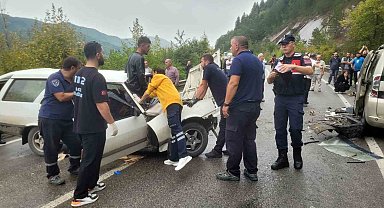 İki aracın çarpıştığı kazada 7 kişi yaralandı, aracın ön camına sıkışan vatandaşı itfaiye kurtardı