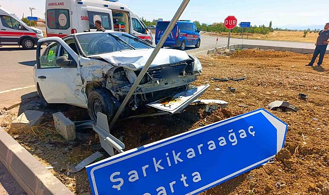 İki otomobil kavşakta çarpıştı: 7 yaralı