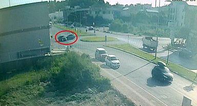 İki otomobilin kavşakta çarpışma anı kamerada