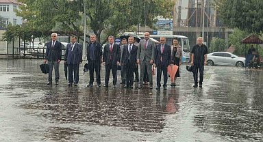 İlköğretim Haftası kutlamalarına şiddetli yağış engel olamadı