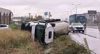İnegöl'de tuz yüklü tır devrildi