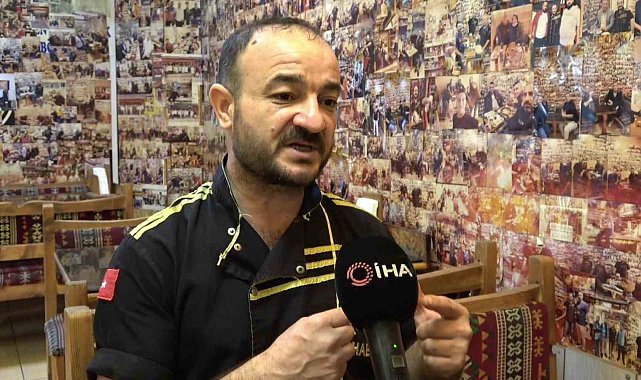 İp üzerine astığı 2 fotoğrafla başlayan hikayeyi müşterisinin sorusuyla sürdüren esnaf, iş yerinde yüzlerce müşterisinin fotoğrafını bulunduruyor