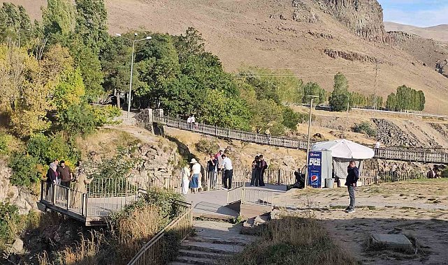 İranlı turistlerden Muradiye Şelalesi'ne büyük ilgi