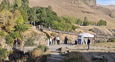 İranlı turistlerden Muradiye Şelalesi'ne büyük ilgi