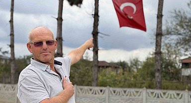 İş makinesinin üzerine çıkıp Türk bayrağını düzeltti, ardından böyle öptü