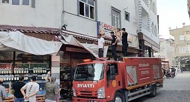İş yerinde mahsur kalan kedi için itfaiye ekipleri seferber oldu