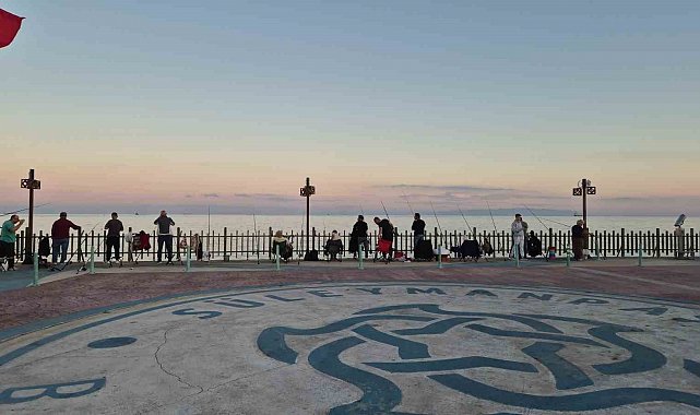 İskelenin akşam mesaisi: Oltasını kapan geldi iskelede olta yoğunluğu