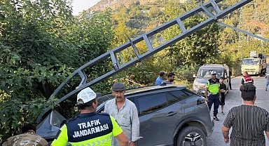 İskenderun'da elektrik direğine çarpan otomobilin sürücüsü yaralandı