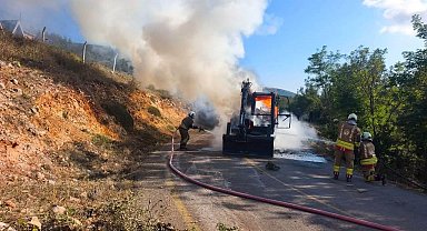 İskenderun'da iş makinesi alevlere teslim oldu