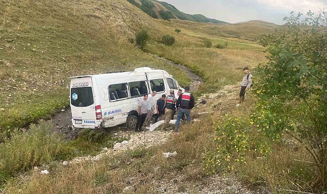 İspir'de yolcu minibüsü şarampole devrildi: 3 yaralı