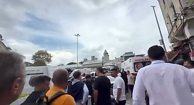 İstanbul Fatih ilçesi Sofçuhan İşhanı içinde bir döviz bürosunda çıkan silahlı kavgada 2 kişi hayatını kaybederken, 2 kişi yaralandı. Bir şüphelinin de yakalandığı öğrenildi. Olayla ilgili inceleme başlatıldı.
