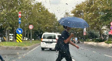İstanbul'da sonbahar yüzünü gösterdi, beklenen yağmur etkili olmaya başladı