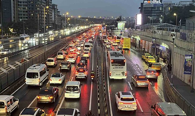 İstanbul'da trafik yoğunluğu yüzde 76'ya ulaştı