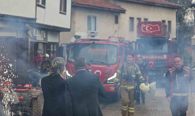 İtfaiyeciler yangın beklerken kutlamayla karşılaştı