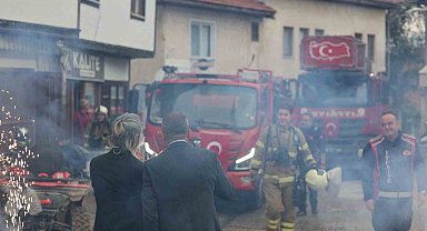 İtfaiyeciler yangın beklerken kutlamayla karşılaştı