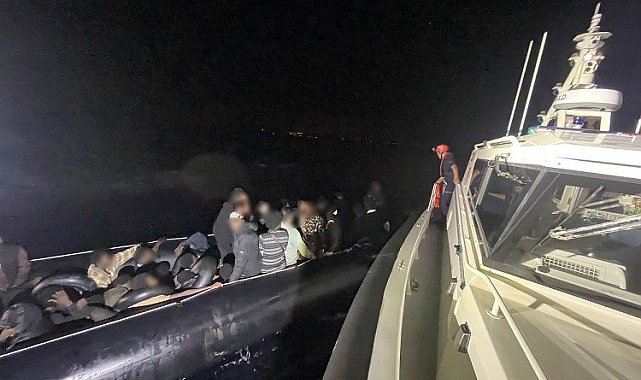 İzmir açıklarında 56 düzensiz göçmen yakalandı