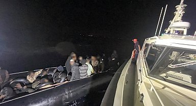 İzmir açıklarında 56 düzensiz göçmen yakalandı