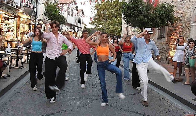 İzmir Aşkına Derneği'nden Çeşme Festivali'nde sürpriz gösteri