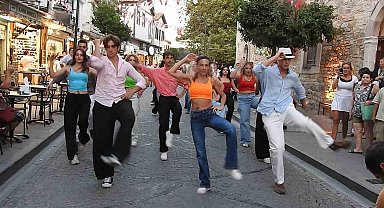 İzmir Aşkına Derneği'nden Çeşme Festivali'nde sürpriz gösteri