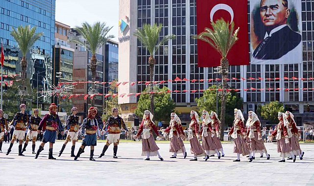 İzmir, kurtuluşunun 104. yılını coşkuyla kutlamaya hazırlanıyor