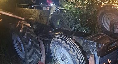 İzmir'de devrilen traktörün altında kalan sürücü hayatını kaybetti