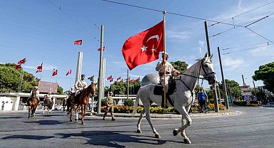 İzmir'de havada karada kurtuluş coşkusu