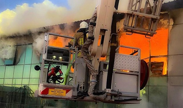 İzmir'de iş yeri alevlere teslim oldu