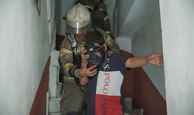 İzmir'de korkutan ev yangını: 1'i çocuk 2 kişi dumandan etkilendi