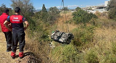 İzmir'de otomobil akarsu havzasına uçtu: 1 ölü, 2 yaralı