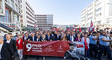 İzmir'de zafer yürüyüşü