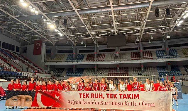 İzmir'in kurtuluşu voleybolda dostluk maçıyla kutlandı