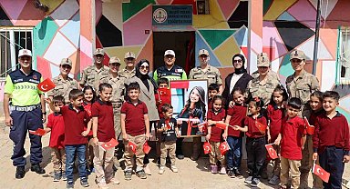 Jandarma ekiplerinden Sason'da öğrencilere anlamlı ziyaret