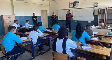 Jandarmadan 3 farklı okulda öğretmen ve öğrencilere yönelik seminer