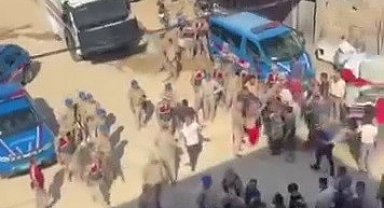 Kaçak elektriğe müdahaleye giden ekiplere karşı koyan şahıslar mahallenin yolunu kapattı