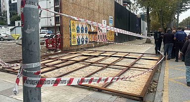 Kadıköy'de inşaatın dış koruma kaplaması vatandaşların üzerine düştü: 2 yaralı