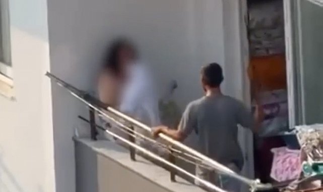 Kadını balkonda sopa ile darp etti