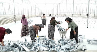 Kadınlar çalışacakları serayı kendileri yapmaya başladı