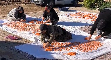 Kadınlar imece usulü ile tarhana döktü