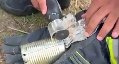 Kafasını konserve kutusuna sıkıştıran kediyi itfaiye kurtardı