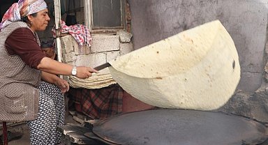 Kahramanmaraş'ta kadınların imece usulü yufka ekmek mesaisi