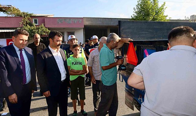 Kahta'da trafik güvenliği için çiftçilere reflektör dağıtıldı
