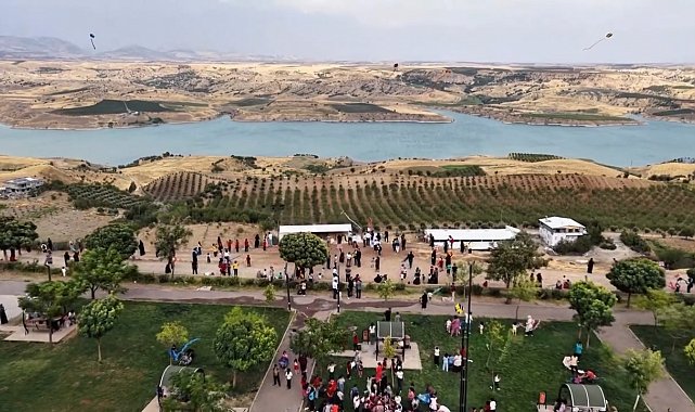 Kahta'da uçurtmalar Gazze'deki çocuklar için uçtu