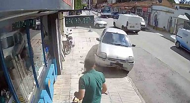 Kaldırıma çıkan otomobilin altında kalmaktan dubalar sayesinde kurtuldu: O anlar kamerada