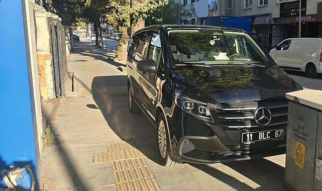 Kaldırımı işgal eden resmi plakalı araca tepki