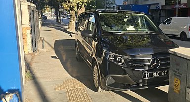 Kaldırımı işgal eden resmi plakalı araca tepki