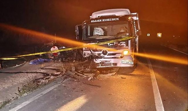 Kamyon ile otomobil kafa kafaya çarpıştı: 1 ölü, 1 yaralı