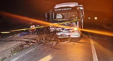 Kamyon ile otomobil kafa kafaya çarpıştı: 1 ölü, 1 yaralı
