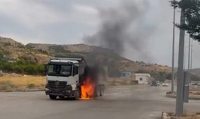Kamyonda çıkan yangına beton mikserinden müdahale