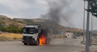 Kamyonda çıkan yangına beton mikserinden müdahale